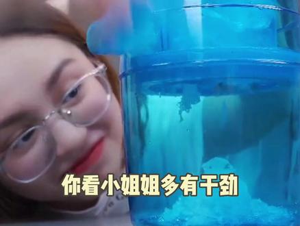 手摇冰沙机太好玩了!冰块放进去,摇一摇就能出冰沙!#冰沙机 #沙冰 #清凉一夏