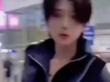 大过年的不想我们跑过去跑过来的,所以就偷偷的回北京了。@郝熠然#郝熠然 视频来着水印。