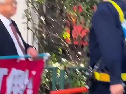 日本民众上街游行,用中文高喊高市早苗下台#日本 (来源:光明日报)