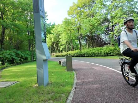 如何将跑步数据导入视频里?
如何将跑步数据导入视频里?
今天来回答下经常被问到的
我的跑步视频里的实时速度、路线、心率是怎做的?
这其实就是运动相机的一个“仪表盘叠加”功能。
🎯 原理就一句话:时间对齐。
相机拍摄时,每一帧都有时间戳。
手表记录的 GPS、速度、心率、海拔等,也有时间。
两个时间对齐,就可以同时有跑步画面和实时数据。
📥 操作也非常简单:
用手机到导出视频前
选择“仪表盘”功能
之后会让你选择要链接的设备。那你是什么跑步设备就连什么。
我的是佳明。我就选佳明。佳明有两个,选中国版。
第一次选择时需要用要登录 佳明 账号。你就用注册邮箱登录,如果忘记密码可以选择找回,重新设置。
链接上了之后,就可以选择你要展示的数据:
比如
时间
速度 / 配速
心率
海拔
路线图
如果你在国外,记得调整时区。
我前段时间出国拍的,因为没有调整相机时区
相机时间还是中国时间
手表时间却是当地时间
两个时间对不上,仪表盘就导不进来了。
怎么样,这种有动感的视频你学会了吗?
#跑步视频