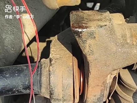 驾驶室翻转套磨损严重,车辆跑起来驾驶室上下颠动厉害,更换新套后,自制黄油孔注换油,延长翻转套的使用寿命