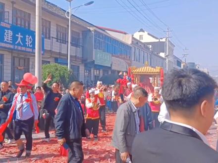 今天有幸在我们大临淇看到了陕西风格的接亲队伍,都说“八台大轿,明媒正娶”这可是16台大轿啊🐮据说这可是花费一百万的婚礼#八抬大轿明媒正娶