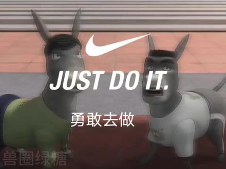 熊出没新晋搞笑担当!金豪才是反派界的“显眼包”吧😂
谁懂啊!《熊出没之神奇宝物》的反派金豪,完全是来搞笑的吧!明明是奔着许愿树搞“返老还童”大计的狠人,却活成了全剧的笑点制造机。
这大叔的软肋简直太好戳——绝对不能说他“老”!一句“老爷爷”能炸毛,听见“老头”直接原地暴走,被网友调侃是“年龄敏感型反派”。偏偏手下还不给力:大个子头脑简单抢宝总失败,大马猴二狗更是把自己作得变驴,被他吐槽“一群没用的家伙”。
更绝的是他的“反差名场面”:上一秒还霸气放话“毁了森林也要夺宝”,下一秒就被光头强用红包拿捏;前脚跟手下耍威风,后脚就被变装的光头强骗得团团转,连“两个金豪”都分不清楚。最搞笑的是急眼了还会启动动力装甲,结果刚帅三秒就翻车。
自带“钞能力”却总吃瘪,嘴硬心软还爱炸毛,这样的金豪谁能不爱?果然熊出没的反派从来不让人失望~
#熊出没之神奇宝物 #金豪搞笑名场面 #国产动画反派 #熊出没新角色