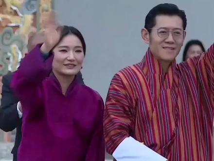 不丹王后眼含热泪,送别泰王和苏提达,全程目送飞机离开