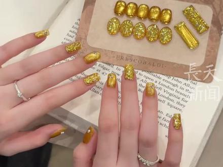 黄金美甲成年轻人新年新潮消费:有顾客将4万金饰做成美甲,称“比买金项链、戴金手镯更有仪式感”#黄金 #美甲 #过年的仪式感