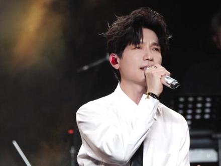 #这还是我认识的陈楚生吗 《晚礼服》舞台反差感拉满了。连上海文旅都来剧透巡演咯。 #陈楚生 #陈楚生荒芜之境