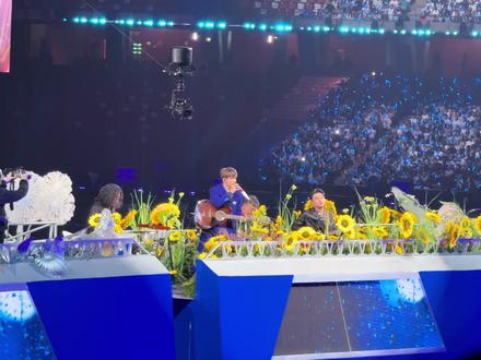 杰哥演唱会上是大家唱的,娜姐演唱会上是张杰唱的,原来杰哥会唱,原来这首歌不叫《是否》。#张杰谢娜