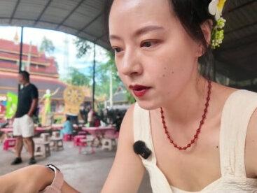 边境线740公里的县城,有着被国际认可的热带雨林!
关于中国唯一热带雨林这个说法,在这里说明一下。视频制作前是纠结过,查阅资料时梳理出这么几条信息:
1、 中国热带雨林分布在七个省级行政区,包括海南、台湾、西藏、云南、广东、广西、福建。
2、国际学术界对中国热带雨林界定存在争议,主要基于两个标准
气候标准,是否采用柯本气候分类(要求年均温≥18℃且无霜期)
植被标准,是否必须存在龙脑香科等赤道雨林标志性物种
3、热带雨林界定的三标准:年均气温、最低气温、年降水量
有些说法之间是相斥的。之所以最终选择这个说法来做视频,基于两点考虑:
1、相对争议最小
2、当地官方是按照这个说法来的
#云南 #勐腊 #热带雨林#望天树 #云南勐腊