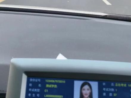 一号线共有三条线路组成,石佛东路.商中路.胶王路。共有4个红绿灯.3个公交.2个学校.3个左转.2个右转组成,3个公交车站和2个学校都在商中路上,第一个考生就是从石佛东路由南向北出发,左转去商中路转一圈后,返回商中路为第一个考生的全程,不去胶王路#一对一模拟练车#吉利帝豪模拟练车#淄博市科目三服务中心考场