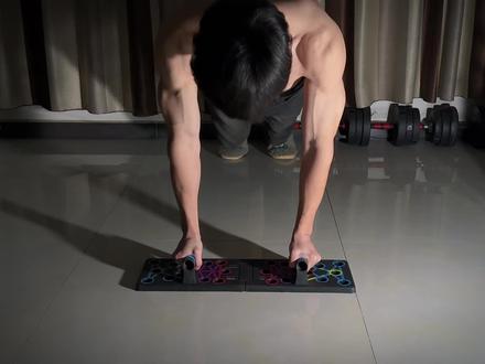 一颗向上的心脏不该有一副下坠的身躯!一块板子多种训练方法,俯卧撑发力找不到感觉,手腕不舒服可以试试这个俯卧撑板#俯卧撑 #健身 #自律
