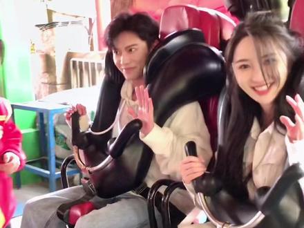 杭州乐园偶遇抖音大网红💞康昕💞唐梓乘坐悬挂过山车💪#过山车#玩的就是心跳 #拍摄现场 @大魔王呸 @唐梓Neil @宋城演艺