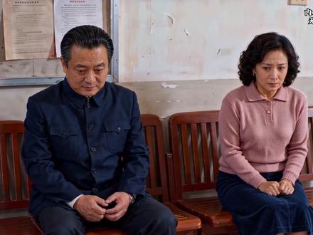 周老太丈夫在外面和别人吃饭,她反手把丈夫举报了#老了又咋的 #原创短剧
#AI短剧 #年代剧 #家庭婚姻情感