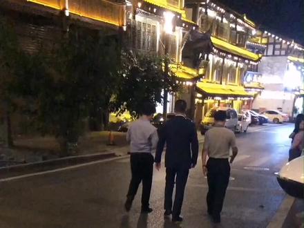 #茅台镇希哥 偶遇茅台酒厂董事长丁雄军丁总,在茅台镇的街上散步!#丁雄军