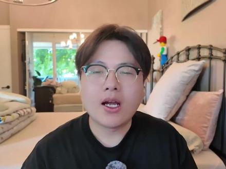 《联合国精致演讲女生赏析2.0》:什么?竟然反转了?! 不,是求锤得锤!这个所谓的联合国演讲很简单,就是个人受到一个民间机构的邀请,在联合国租用的会议室举办个人活动,包括颁奖、演讲,而这些参会、评奖、演讲内容,都是有民间组织自发运作,与联合国没有任何关系,但是别有用心的人,就去隔壁联合国正式会议(游客可进拍照打卡)拍摄了“与会视频”,并通过拼接在个人活动的演讲视频,来达到“我在联合国正式会议上演讲、获奖”的高端人设,其实这种所谓的民间机构会议,联合国总部每年举办几千场,属于真正的你想去你也能去的会议,大家不要相信这种高端人设就对了,恭喜求锤得锤。#精致女生 #联合国 #联合国演讲