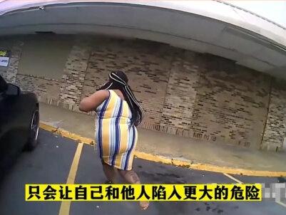 强悍硬抗泰瑟电击,黑人大姐反抗警员搜身,近距离对喷花生米 #海外奇遇见闻录 #执法现场 #下集更精彩