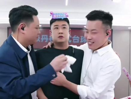 青岛kk称一辈子的好哥们,挖哥直播间怒刷礼物#临沂挖哥 #青岛kk @临沂挖哥🚜 @芃总总