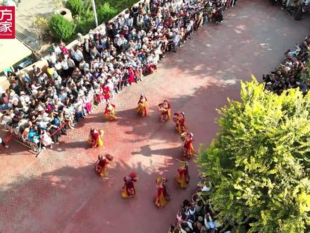 #被新疆馕的制作工艺惊艳到了 被新疆馕的神仙制作工艺狠狠惊艳!师傅用擀面杖将面团行云流水擀成薄厚均匀的饼,指尖灵巧捏出立体厚沿,盖上花纹、撒满洋葱孜然提香。打馕人蘸盐水轻撩馕坑内壁,再将生坯精准贴入高温馕坑,金黄焦脆的馕在热浪中膨胀,麦香混着料香直钻鼻腔!这口现烤的酥脆,谁能忍住不流口水?快来喀什古城解锁同款美味!#美丽中国远方的家