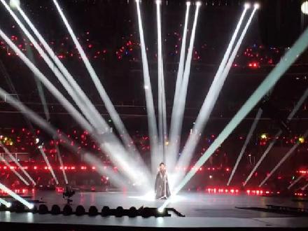 唱歌舞台还是要给专业歌手,#黄子弘凡 在#王铮亮 后面唱,也没掉队,现场还是考研唱功的🥳👍🏻
#中国电影120周年