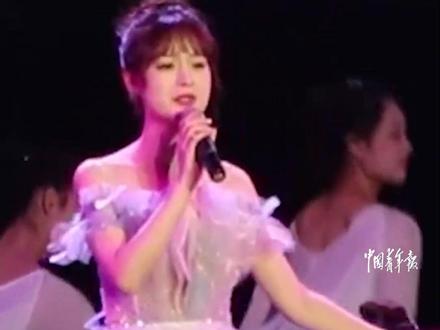 高校校庆文艺晚会上,研二女生演唱《如愿》,感动现场听众。