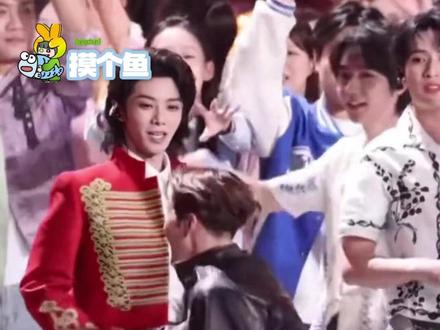 王嘉尔简直妙手回春 #王嘉尔 #华晨宇 #湖南卫视跨年晚会 #王嘉尔治好了华晨宇的手