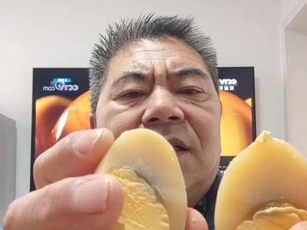 浸泡法五香盐皮蛋技术,取盐蛋和皮蛋两者之间的优点及精华,五香盐皮蛋闻起来浓郁郁香,晶莹剔透,入口筋道,蛋黄沙酥香糯,口味十分独特,市场几乎空白,潜力巨大!#盐皮蛋 #变蛋制作 #皮蛋王 #抖音小助手