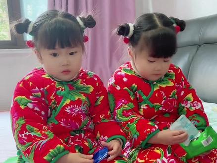 家里断粮几天了,爸爸回来我们终于有吃的了,原本以为他女儿那么多天不见爸爸会很开心,没想到最后会说出这样的话……#记录真实生活 #人类幼崽成长记 #父女日常