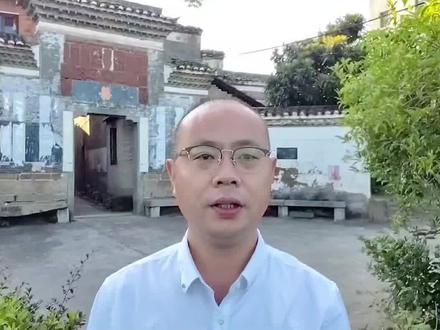 干洲镇是由古代的从善乡和建康乡合并而来的。在干洲镇这片神奇的土地上,曾涌现了几大名门望族。今天,我就专门的给大家讲一讲干洲镇的第一大名门望族——堨溪余氏,希望大家能够喜欢!
首先,我跟大家讲一讲余姓的得姓始祖——由余。由余是秦穆公的上卿,曾为秦穆公称霸西戎作出了重要的贡献,而被秦穆公赐姓为余。其子孙以余为姓,由余便成了余氏的得姓始祖。
其次,我跟大家讲一讲长茅余氏的一世祖——余良。如果余氏要追根溯源的话,那么他们的真正始祖是武王姬发的儿子叔虞。叔虞的第85世孙,叫余良。余良曾做过修水的县令,由于战乱,他辞官后携带全家到安居坳落户。后来,受高人的指点,选择了一块阳地建房,门楣上方挂有“长茅堂”的匾额;98逝世后,选择了一块阴地安葬。从此,长茅余氏“衣冠之荣甲于修水”、“名节之高甲于江西”、“姓氏之繁甲于天下”;有榜眼1人,探花2人,进士53人,丞相2人,尚书8人;有“一门三太守,四人五尚书”、“兄弟九人同登龙虎榜”、“长茅三神童”之美誉;据相关部门统计,长茅余氏占全国余姓总人口的20%,百余万后裔广泛的分布在祖国的大江南北。
再次,我跟大家讲一讲干洲镇堨溪余氏的始祖余道怀。余道怀是余良的第六世孙,于北宋元符年间从靖安县中源乡向雾村迁居到干洲镇堨溪老基的。余道怀生子余炎午,于公元1265年高中进士,随后任汉阳县令,是一名好官,清官。最后,他还做到了靖江府通判。宋朝灭亡后归隐乡里,著有《平淡集》一书。迄今为止,堨溪余氏已繁衍了32支,40余个村庄,有“余家移不拢”之说。
最后,我跟大家讲一讲堨溪余氏诗礼传家,簪缨累叶的相关情况。据奉新县史学家樊明芳老师的统计,干洲镇堨溪余氏先后共有39人中举,11人高中进士,不愧为干洲镇,乃至于奉新县的名门望族。#讲好奉新故事 #传播好奉新声音 #我为奉新文旅上大分 #走过千年依然奉新 #传扬中华文化