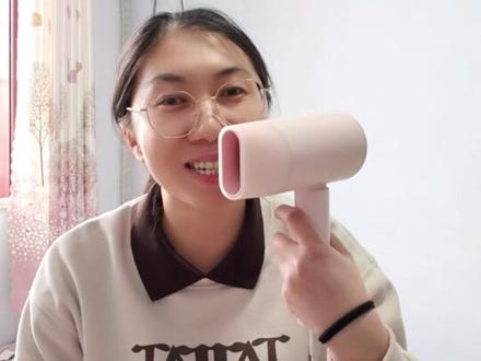 我今天跟着抖音学习新知识了,我的羽绒服不用扔了,变新的了。如果你的羽绒服洗完后一坨一坨的,也是撕扒不开,建议大家用用这个方法:打开吹风机凉风,一边吹一边拍打,5分钟就可以把成坨的绒变成柔软的和新的一样蓬松,真的超级实用!大家快快收藏起来吧#上热门 #羽绒服结团 #实用小技巧 #学会快去试试吧🔥 #羽绒服蓬松小妙招