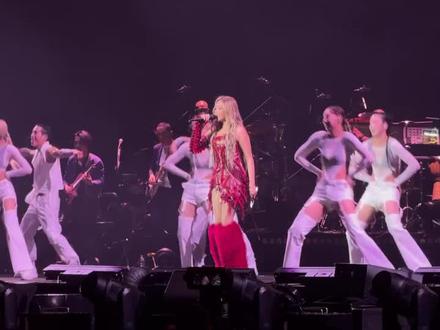 谁懂啊!A-Lin演唱会嘉宾居然是王心凌!天生歌姬×甜心教主同框,直接把青春唱回来了!全场大合唱《爱你》甜到爆炸💥这波梦幻联动,我能循环一百遍!#黄丽玲演唱会 #王心凌 #A-Lin #王心凌爱你 #演唱会梦幻联动