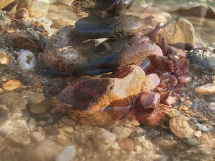 江西省遂川县大汾镇的“热水洲”,流动的河水是冰凉的,在岸边沙滩上挖个坑,就能泡脚,神奇的大自然,让你大开眼界。#旅行推荐官 #一起来玩水 #户外 #网红打卡地 #江西遂川