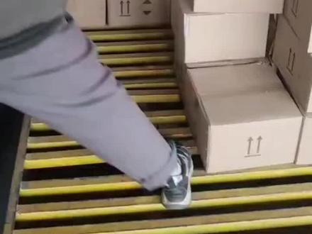 安全环保原子灰
一种全新概念的超强原子灰
简介
目前市场上所有的原子灰、钣金灰和纤维灰都是用含有苯乙烯溶剂的专用不饱和树脂加上各种添加剂和各种填料混合分散而成的。苯乙烯是一种重点监管的危险化学品,有毒、易燃、易爆。2017年10月27日,世界卫生组织国际 癌症研究机构公布的致癌物初步整理参考,苯乙烯在2B类致癌物清单中,对经常接触苯乙烯的人员的身体健康造成不利的影响。同时因为苯乙烯是一种非极性溶剂,影响原子灰对底材的粘接力,容易造成产品表面涂层开裂脱落而返工修补。
新型安全环保原子灰是一种不含苯乙烯溶剂的原子灰,是国际首创。除了具有安全环保无毒无味的特点外,还具有各种超强的性能,适用于各种应用场合,特别适用于航空航天等要求很高的行业。
性能特点
涂刮性超顺,特别是薄涂收光好,可反复多次回刀不起毛返粗;
粘接力超强,可以粘住各种常见底材,如:铁板、铝板、不锈钢板、镀锌板,可与各种底漆配套,包括电泳底漆,甚至还能在丙烯酸自喷漆(亚克力漆)面上刮涂,这一点传统的原子灰、钣金灰都会咬底脱落。超强的粘接力可以保证整体涂层永不开裂脱落;
打磨性超好,无论固化时间多长都特别好磨,超过所有的原子灰和钣金灰;
耐温性超高,真实耐温超过300度,是静电喷涂等高温应用场所的最佳选择;同时低温环境也有超强的适应力,零下50度可以长期保持完好。