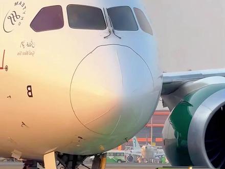 能轻松拽动一架百吨客机的小车,它究竟有多强? #科普一下 #涨知识 #飞机牵引车 #机械原理 #机场