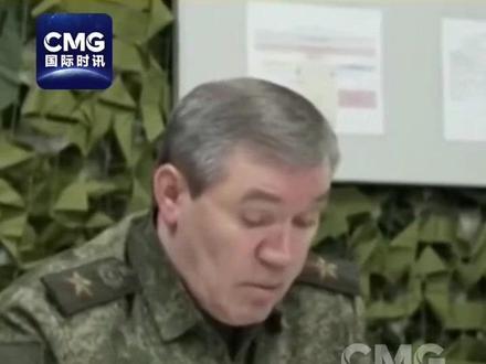 #俄称控制红军城和沃尔昌斯克 最新消息:当地时间12月1日晚,北京时间今天(12月2日)凌晨,俄罗斯国防部宣布,俄军控制顿涅茨克地区红军城(乌克兰称波克罗夫斯克)和(乌克兰哈尔科夫州北部重镇)沃尔昌斯克市。#俄军控制红军城 对此,乌克兰方面暂未回应。
俄罗斯总统新闻秘书佩斯科夫稍早前表示,俄罗斯总统普京于11月30日晚视察了特别军事行动某指挥所,听取了俄罗斯联邦武装力量总参谋长格拉西莫夫“关于夺取红军城和沃尔昌斯克的报告”。
红军城是乌克兰煤炭工业中心,也是乌军的后勤枢纽。有军事专家分析称,尽管红军城作为军事补给中心对乌克兰的重要性已经消退,但乌军失守这里可能会为俄军在该地区进一步推进打开门户。
沃尔昌斯克是哈尔科夫州防线的关键节点,在战略上对乌军至关重要,一旦失守,乌军北线防线将被打乱。(总台记者 王斌)#俄罗斯乌克兰局势