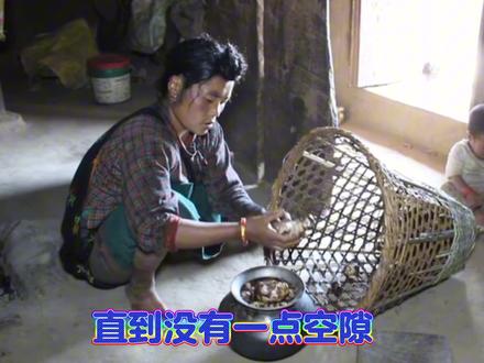 翠花粗鲁地推三女儿,只因为老三不小心触碰到妹妹的脚,招人恨! #尼泊尔 #尼泊尔生活 #尼泊尔翠花一家 #尼泊尔农村生活 #农村生活