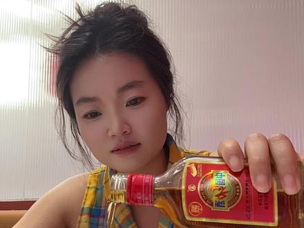 成长的经历,大概是让人变得越来越安静……#下班后的日常 #喝酒的女人 #解压 #微醺养生都在酒里了