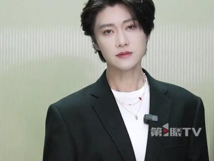 “拍戏时威亚断裂,从3楼摔到水泥地” 演员赵荀公开10年里受重伤治疗画面,他说:在ICU躺了7天,抢救了3天… 从《我是特种兵》里的李二牛变成“花美男”,他乐观回应:我现在比10年前任何一天都好看。