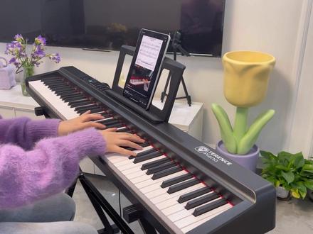 今天试一款特伦斯电钢琴,键盘回弹力和音色都不错,折叠式方便携带,适合初学者~
💙方便携带:可折叠,重量轻,女孩子能拎得动,出门游玩带起来方便,终于实现了把钢琴带出门的愿望!
💜蓝牙连接:更有趣的是可以连接蓝牙,播放伴奏和自己喜欢的音乐,十分酷的一项设计!
💚app教学:通过虫虫钢琴app进行教学学习,用蓝牙连接成功后手把手教会大家弹钢琴,有超多曲目选择,实在是妙!
这款琴适合业余时间想学琴的宝宝们,不占空间又为家里增添一道风景线,值得入手一台!
#特伦斯电钢琴 #特伦斯 #钢琴入门 #钢琴选购 #电钢琴推荐