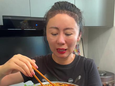 爱吃螺蛳粉又爱吃火鸡面的姐妹赶紧来尝尝这个#臭宝火鸡面味螺蛳粉 一口下去真的可以惊艳到你,火鸡面的甜辣搭配螺蛳粉的酸辣绝了#抗拒不了的美食 #强烈推荐 #神仙吃法 #巨过瘾