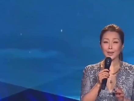 2025年11月20日晚,歌手孙悦在社交平台发布沉痛声明,因家翁(公公)突发疾病骤然离世,她不得不忍痛取消原定于快手平台的演出,并向平台及翘首以盼的观众致以诚挚歉意。声明附上两只手紧握的黑白照片,无言却尽显哀戚,网友纷纷留言“节哀顺变”“等你带着温暖歌声归来”。
这位以《祝你平安》温暖无数人的歌手,人生始终与家庭同频共振:2007年儿子Andy出生后患哮喘,她毅然于2014年迁居上海,隐退八年悉心陪护,见证儿子通过游泳治疗康复,12岁便在赛事中斩获6金2银;2022年湖南卫视小年夜晚会,她以《快乐指南》宣告复出,坦言“隐退是为陪伴成长,复出是为追寻自我”。此次因至亲离世再度暂停工作,既是她对家庭责任的深情坚守,亦是人生天平上又一次艰难却坚定的抉择,而公众始终以理解与期待,陪伴这位母亲与歌手共同走过生命的起伏。#孙悦 #孙悦戴军好人好梦优雅永不过时 #孙悦唱快乐指南好快乐