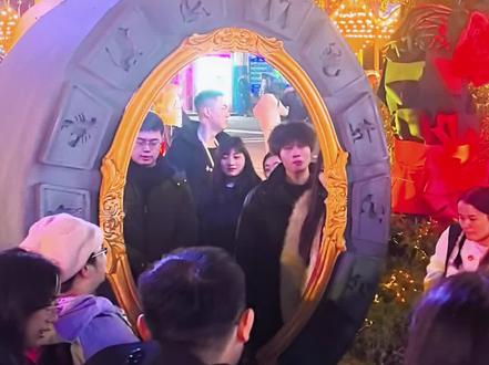 魔镜说她是最美的,美女姐姐偏不信#欢乐谷魔镜#巴蜀铜人#成都欢乐谷闪耀欢禧节#心动乐园