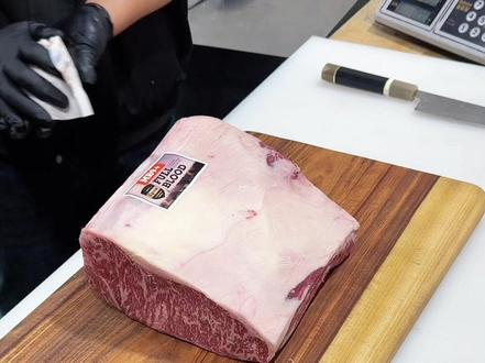 乐天纯血和牛M9+西冷,肉中钻石,一口沉醉于顶级的脂香与软嫩。#和牛 #和牛西冷 #西冷牛排 #雪花牛肉 #西餐