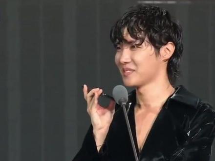 厚比在MAMA 2022现场说感言的时候现场与大哥Jin连线🥹💜
#郑号锡 #金硕珍 #bts #bts防弹 #防弹少年团