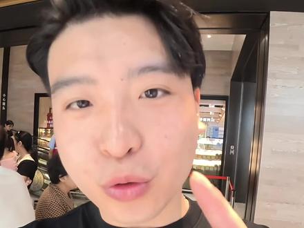 准女婿端午走亲戚,1000+预算送礼清单来啦 端午节走亲访友,送礼可是一门学问✨
我们主播作为准女婿,拿着一千多的预算精心挑选礼品,软糯香甜的榴莲礼盒、口碑在线的佳沛奇异果礼盒,再搭配精致定制礼盒,品类丰富颜值还高。
用心准备的礼物,满满都是诚意,还在纠结端午送什么的朋友,快来参考这份搭配~#胖东来 #端午节 #送礼佳品