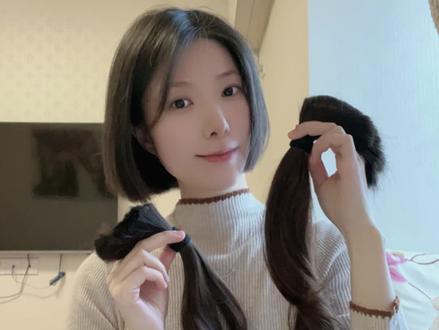 下雪天宅家里自己剪短发
第一次对自己头发下手,当然前期准备工作要做好,我也是看了几个博主借鉴学习了一下,做到心中有数胸有成竹,然后实操就是胆大心细。我总共剪了一个多小时,剪之前也没想到要这么久,主要是修剪打薄都很花时间,一刀切是不会原地成功的,慢慢调整修到最满意的效果。拍视频一是想做个纪念,顺便分享自己剪发的全过程。还蛮好玩的🥳成就感满满~
#自己剪头发教程