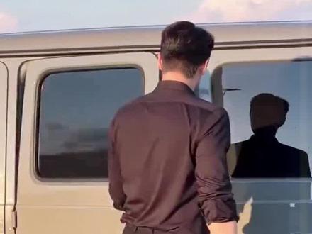 ym 大佬扮穷领生活费?反手让仇敌倾家荡产! #舍千金得万里 #麦芽短剧 #因为一个片段看了整部剧 #百亿剧好看计划 #短剧
前世含恨而终的林言澈重生归来,面对三百亿继承权的诱惑,他出人意料地选择每月领取微薄生活费,暗中布局应对危机。当昔日仇敌在皇家游轮挥霍无度时,他巧妙设局令其陷入财务绝境,并逐步肃清企业内部的蛀虫。面对背叛者的痴心妄想与垂死挣扎,林言澈始终坚守正义底线。
在恶徒伤害无辜、毁坏重要物品时,他挺身而出维护公道,最终让作恶者自食恶果。历经风雨洗礼后,林言澈不仅重掌商业帝国,更寻得真挚爱情,用智慧与正义谱写了崭新的人生篇章。