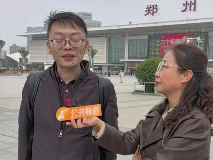 山西儿子,来河南寻母。三年的日夜思念,无处诉说。只为婚礼上那声“妈”,能得到回应。 儿子:妈妈,您到底在哪儿?#寻亲 #情感