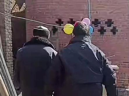 #真实生活分享官
胡龙跟爸爸上山祭祖,妹夫直播讲解…
#上山#祭祖