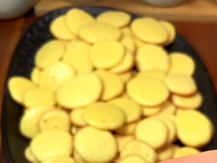 几个鸡蛋一碗面用电饼铛做蛋黄小饼干