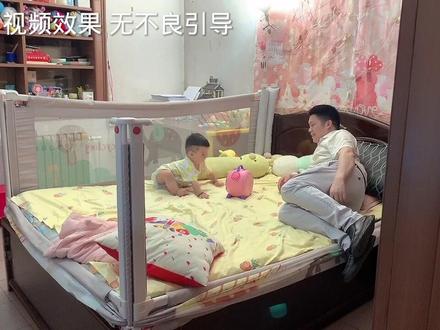 晴宝用醋当作可乐整蛊爸爸,表情一本正经难发现,爸爸直接吐地上