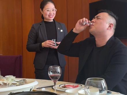 餐桌上的鱼头酒不会喝?来看看美女服务员的正确操作!#酒文化 #敬酒词 #祝酒词 #顺口溜